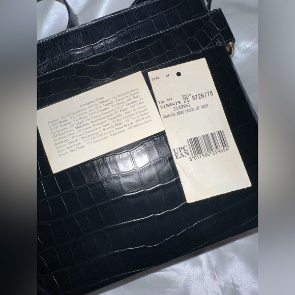 Salvatore Ferragamo Vara Croc Embossed Shoulder Bag - Picture 15 of 16